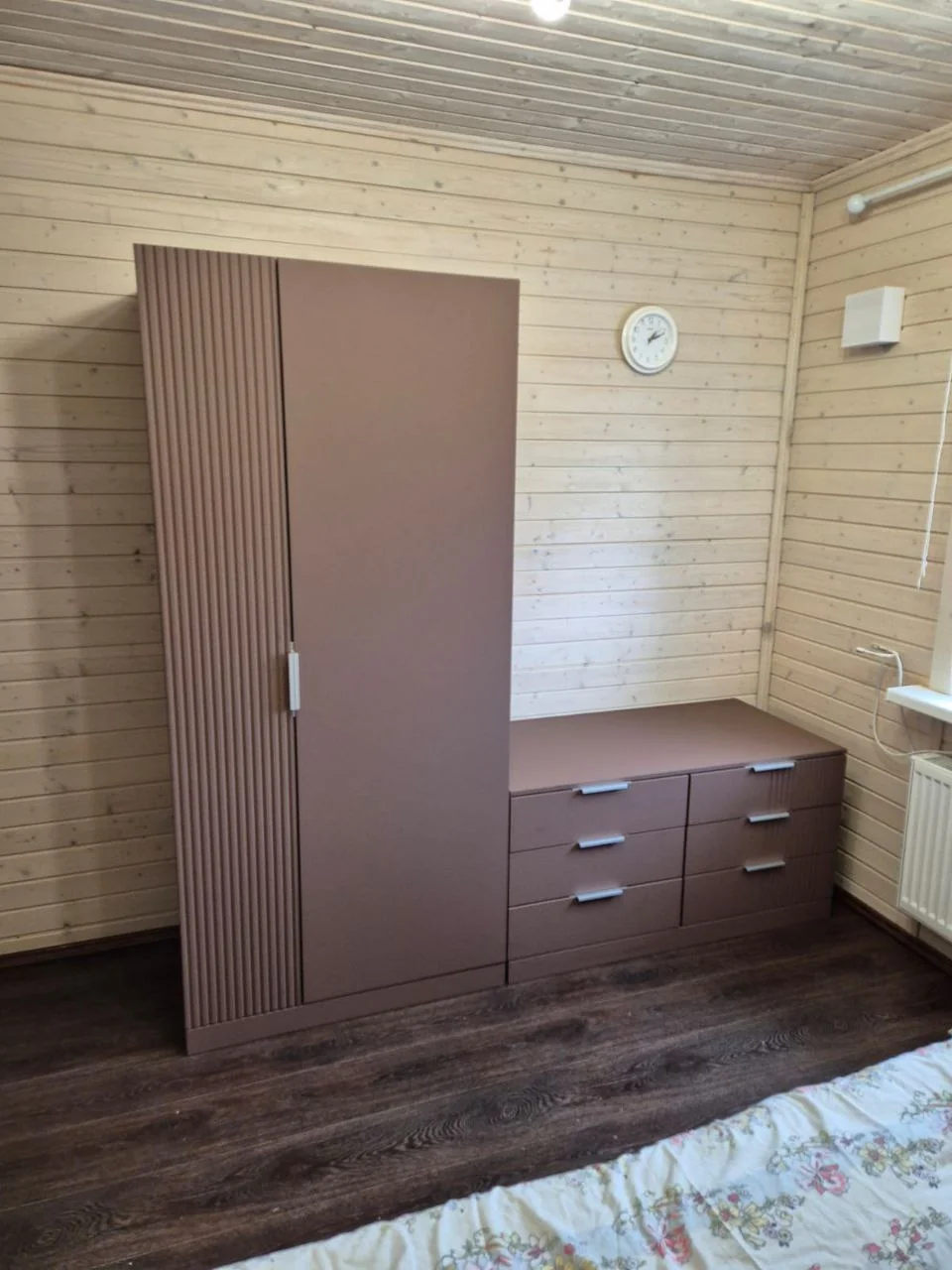 Распашной шкаф в спальне